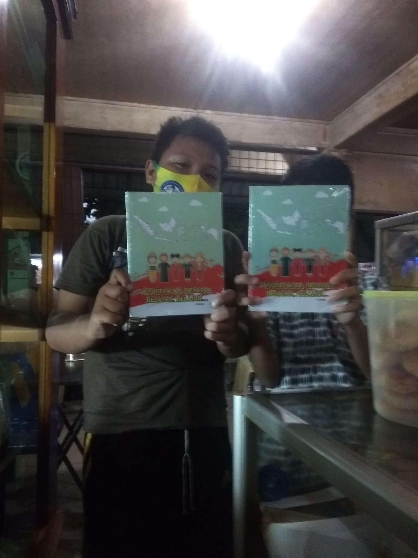 Presiden Jokowi Sebar Buku Tulis Di Pinggir Jalan