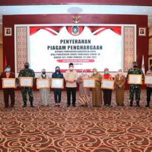 Walikota Tanjungpinang Terima Penghargaan Gubernur Kepri Atas Capaian Vaksinasi Tertinggi Di Kepri