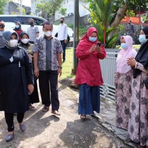 2 Unit Mesin Potong Rumput Untuk Warga Kampung Sukajaya