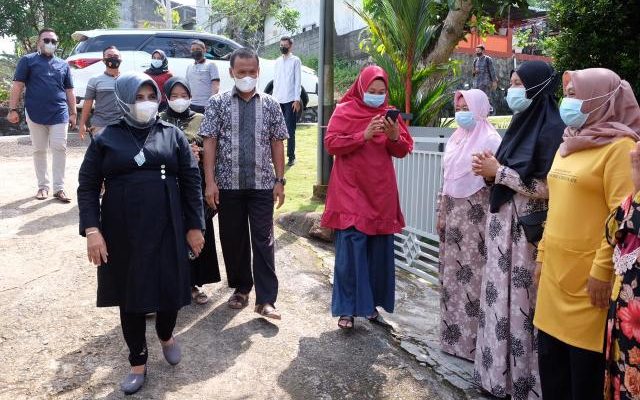 2 Unit Mesin Potong Rumput Untuk Warga Kampung Sukajaya