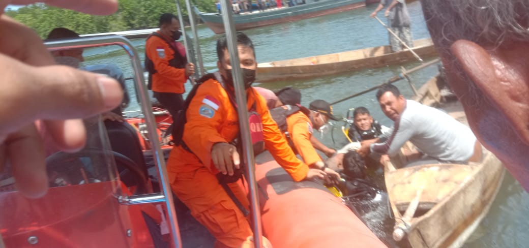 Perbaiki Pompong, Nelayan Terjatuh Kelaut Meninggal 