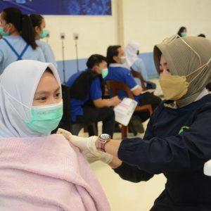 1.100 Pekerja Industri Muka Kuning Ikuti Vaksinasi Massal