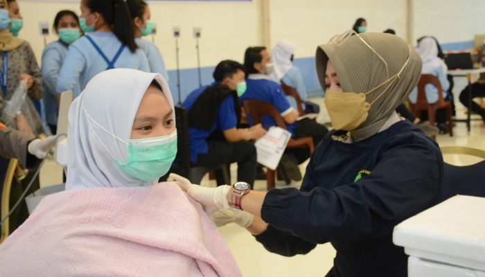 1.100 Pekerja Industri Muka Kuning Ikuti Vaksinasi Massal