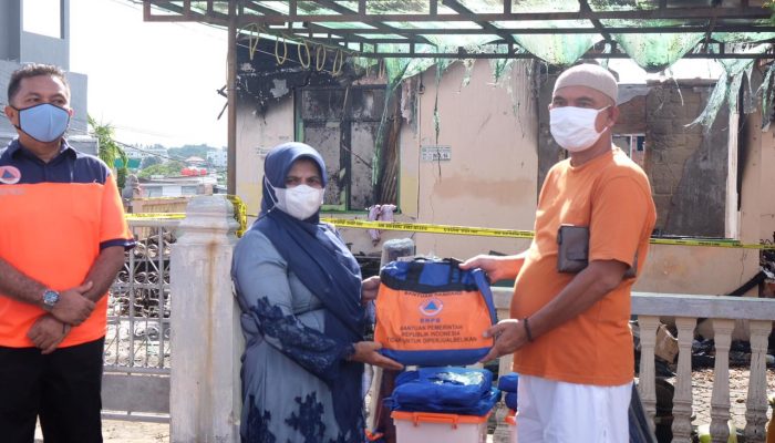 Walikota. Serahkan Bantuan Korban Kebakaran 2 Rumah Di Sei Jang