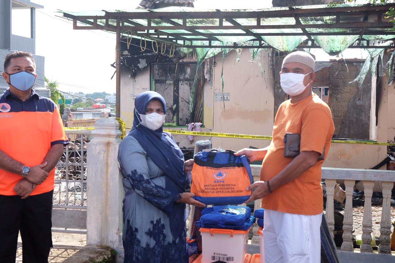 Walikota. Serahkan Bantuan Korban Kebakaran 2 Rumah Di Sei Jang