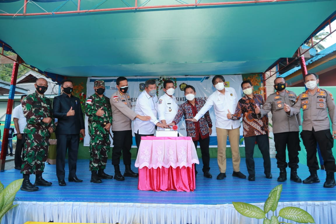 Gubernur Kepri Nyalakan Listrik 2 Desa Di Pelosok Anambas