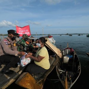 Masyarakat Suku Laut Terima Masker Dan Sembako Dari Bhabinkamtibmas Desa Berakit