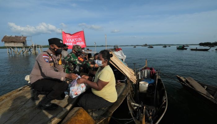 Masyarakat Suku Laut Terima Masker Dan Sembako Dari Bhabinkamtibmas Desa Berakit