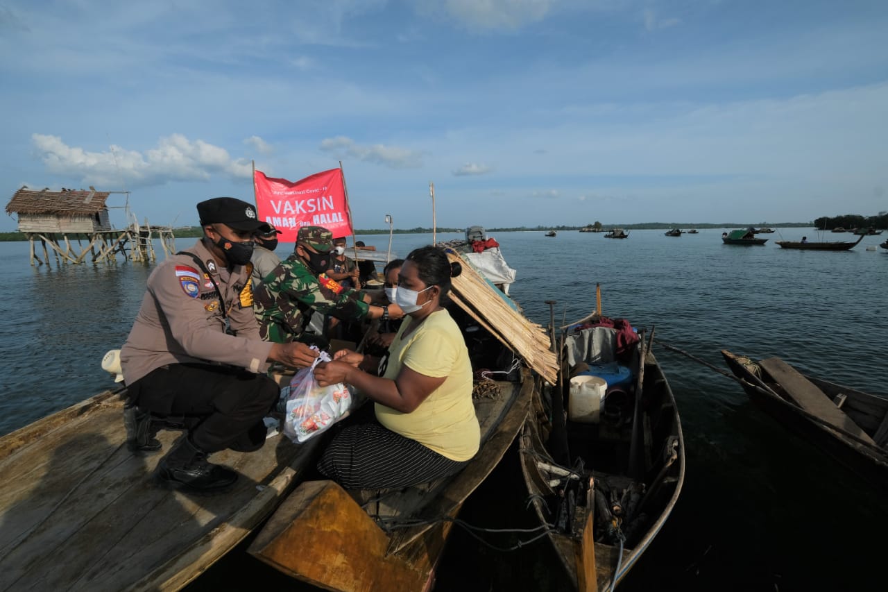 Masyarakat Suku Laut Terima Masker Dan Sembako Dari Bhabinkamtibmas Desa Berakit