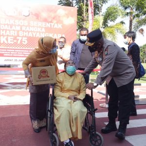 Polda Kepri Bhakti Sosial Bagikan 1.700 Paket Sembako