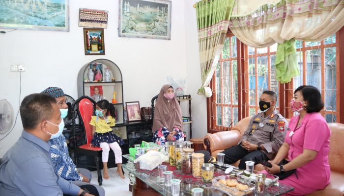 Peringati HUT Bhayangkara Ke-75, Kapolres Dan Ketua Bhayangkari Anjangsana Purnawirawan