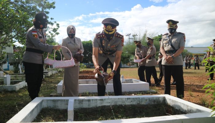 Polres Bintan Ziarah Makam Pahlawan dan Tabur Bunga Perairan Tanjung Uban