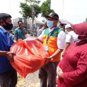 Berkat Zakat ASN, 10 Nelayan Dompak Terima Bubu Ketam dan Jaring