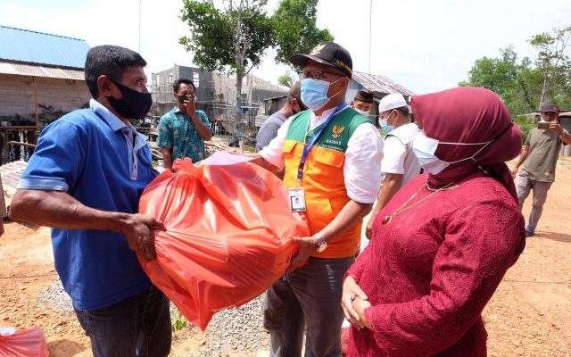 Berkat Zakat ASN, 10 Nelayan Dompak Terima Bubu Ketam dan Jaring