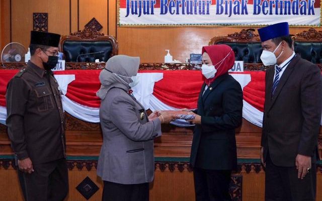 Walikota Sampaikan Ranperda Pertanggungjawaban Pelaksanaan APBD Tahun 2020
