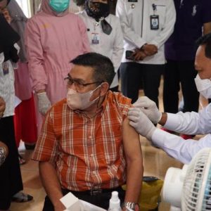 Disaksikan Rahma, Wakil Walikota Suntik Vaksin Warga Tanjungpinang