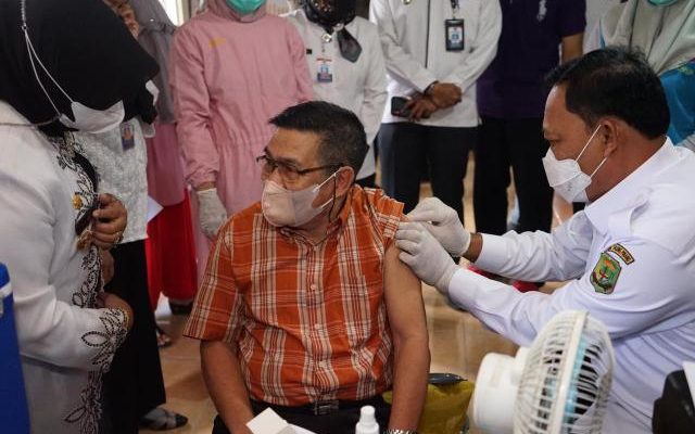 Disaksikan Rahma, Wakil Walikota Suntik Vaksin Warga Tanjungpinang