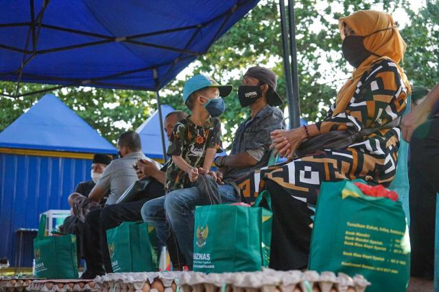 22 Pedagang Melayu Square Dan 43 Pedagang Anjung Cahaya Terima Sembako Basnaz