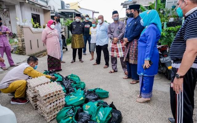 Walikota Serahkan Bantuan Warga Terkonfirmasi Positif Dan Isoman Di Rumah