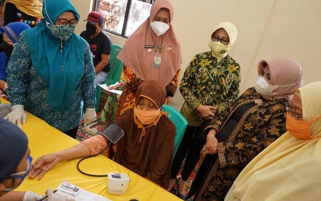 Walikota Bersama Ikatan Adhyaksa Dharmakarini Tinjau Vaksinasi Massal