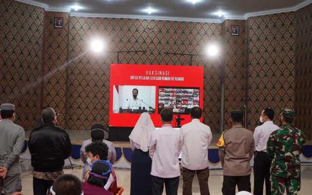 Jokowi Menyapa Peserta Vaksinasi Usia 12-17 Tahun di Tanjungpinang Secara Virtual