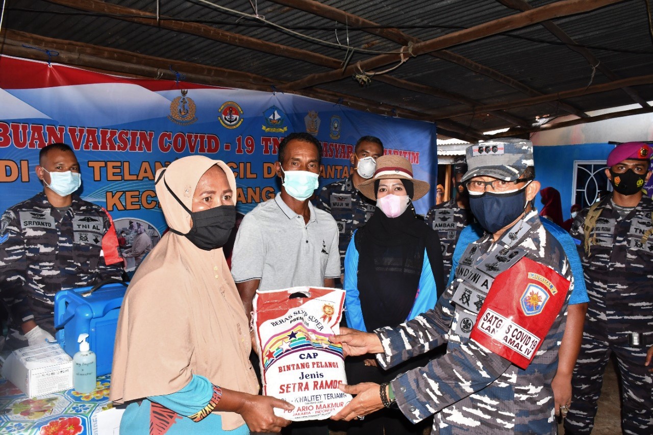 Wadanlantamal IV Tinjau Serbuan Vaksinasi Di Pulau Terpencil