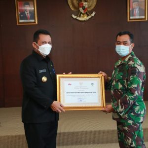 Gubernur Ansar Beri Penghargaan 24 Stakeholder Atas Capaian 50 Persen Target Vaksinasi 