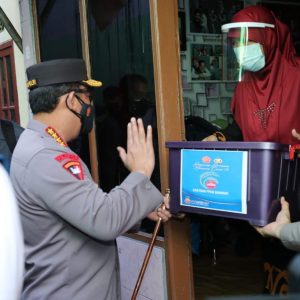 Kapolri Instruksikan Jajarannya Percepat Distribusi Bansos PPKM Darurat Ke Warga