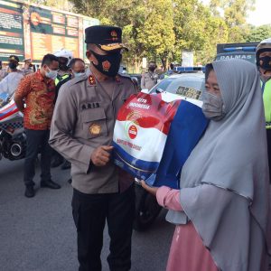 Polda Kepri Salurkan Bansos PPKM Darurat