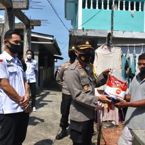 Polres Tanjungpinang Bagikan 50 Peket Sembako Door To Door