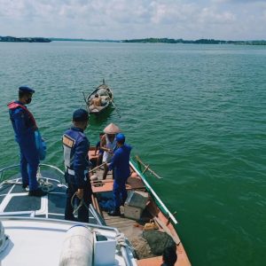 Satpolairud Polres Tanjungpinang Serahkan Sembako Untuk Nelayan Dan Penambang Boat
