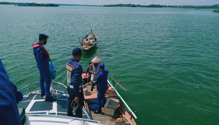 Satpolairud Polres Tanjungpinang Serahkan Sembako Untuk Nelayan Dan Penambang Boat