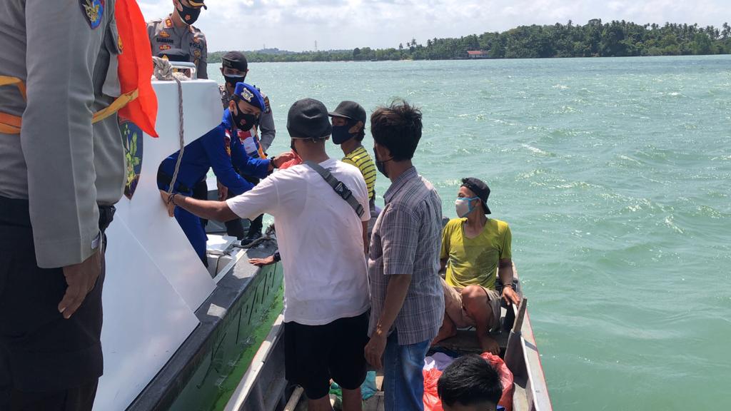 PPKM Mikro, Polres Bintan Bagikan Sembako Di Perairan Laut Tanjung Uban