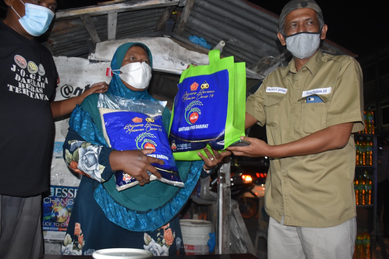 Kapolres dan Wartawan Bagi-Bagi Sembako