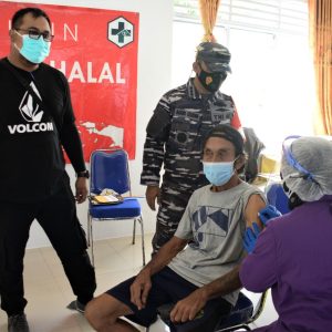TNI AL Serbu Vaksinasi Masyarakat Terluar Di Mapur