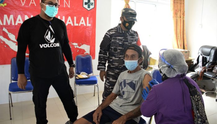 TNI AL Serbu Vaksinasi Masyarakat Terluar Di Mapur