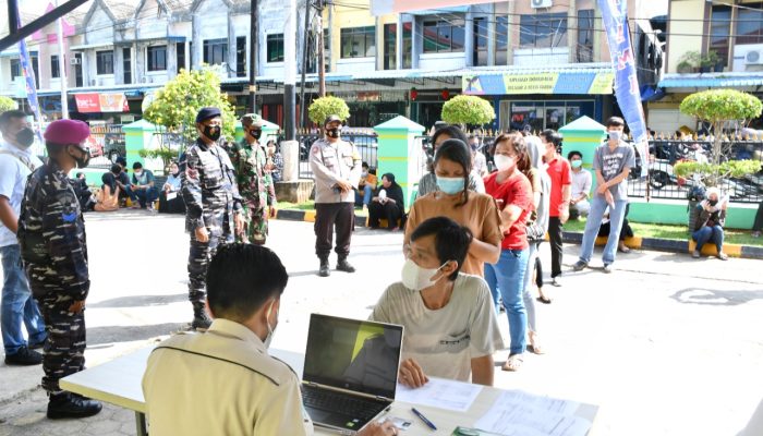Masyarakat Antusias Ikuti Serbuan Vaksinasi TNI AL