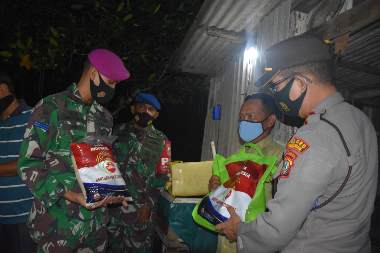 Polres Tanjungpinang Gelar Patroli Dan Bagikan Bansos