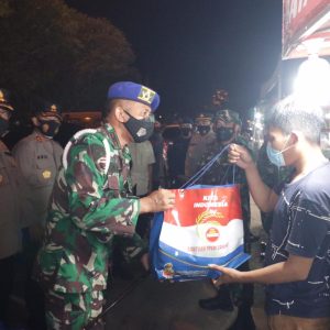 Polda Kepri Dan Jajaran Patroli Malam Dan Bagikan Sembako PPKM
