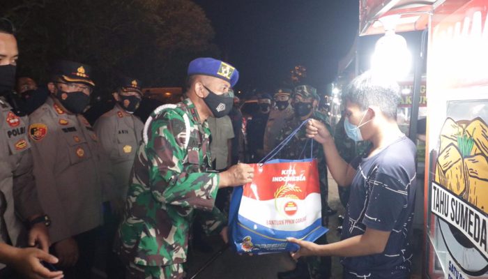 Polda Kepri Dan Jajaran Patroli Malam Dan Bagikan Sembako PPKM