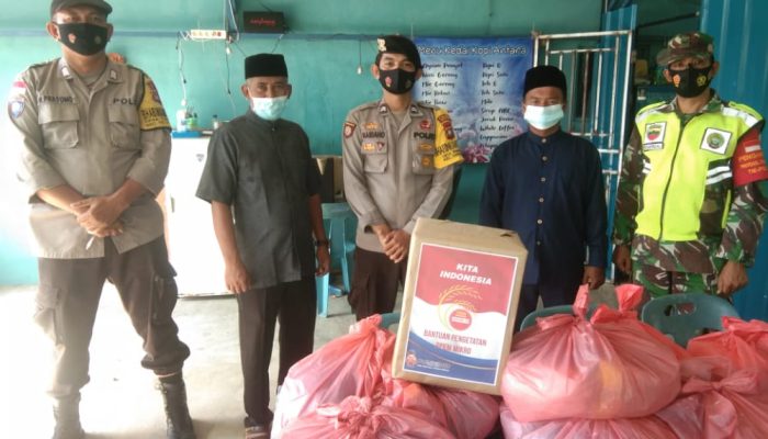 PPKM Mikro, Polres Bintan Bagikan Sembako Dan Buka Dapur Umum