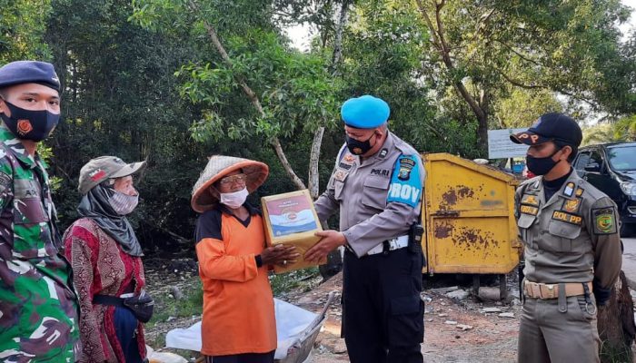 Jajaran Polsek Bukit Bestari Salurkan Bantuan Sosial di Masa PPKM Level 4