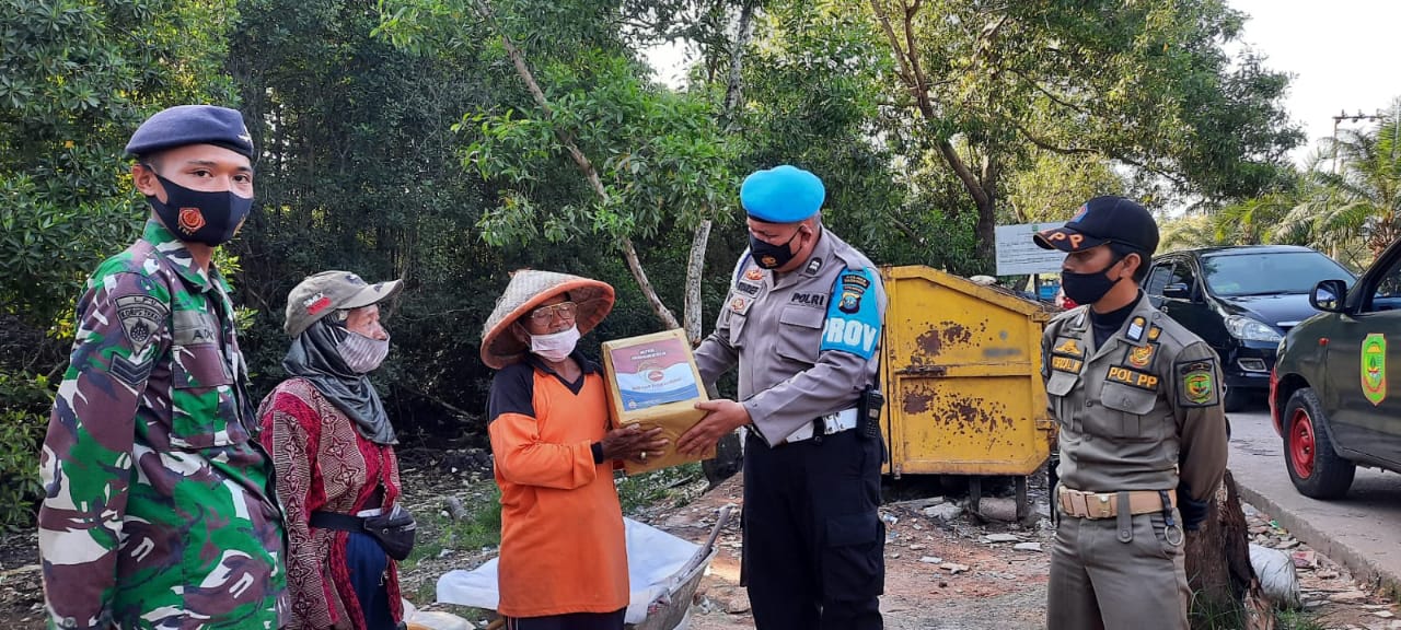 Jajaran Polsek Bukit Bestari Salurkan Bantuan Sosial di Masa PPKM Level 4