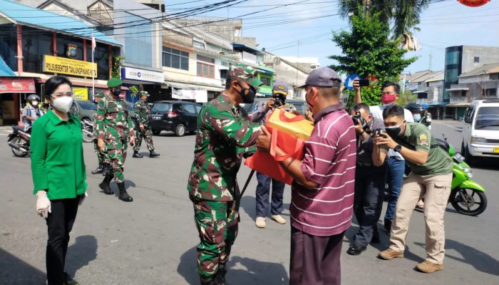 Korem 033 WP Bagikan 50 Paket Sembako Bagi Warga Kelurahan Tanjungpinang Kota