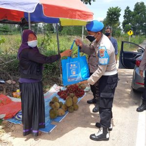 Polsek Bandara RHF Tanjungpinang Salurkan Bansos PPKM Level 4