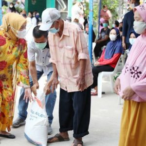 Wagub Marlin Serahkan Bantuan Beras PPKM di Batam