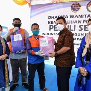 Kemenhub RI Bagikan 800 Paket Sembako Untuk Pekerja Di 4 Pelabuhan