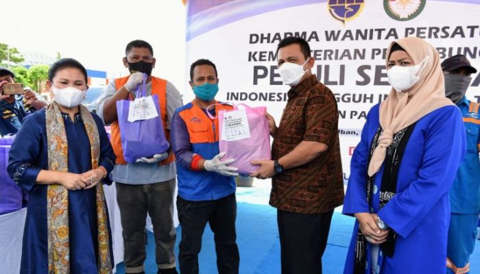 Kemenhub RI Bagikan 800 Paket Sembako Untuk Pekerja Di 4 Pelabuhan