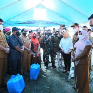 Pemko Tanjungpinang Serahkan Bantuan Nasi Kotak Warga Isoman, Libatkan UMKM
