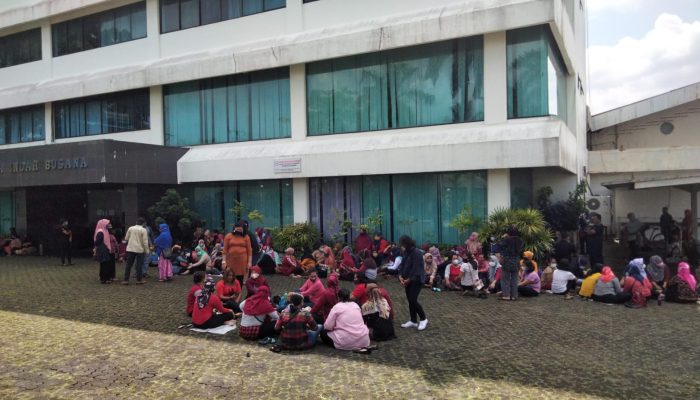 Gaji 2,5 Bulan Belum Dibayar, Ratusan Karyawan PT Swakarya Indah Busana Mogok Kerja